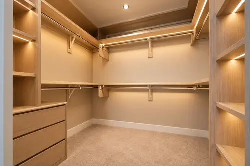 Walk in closet modern dengan penyimpanan terorganisir